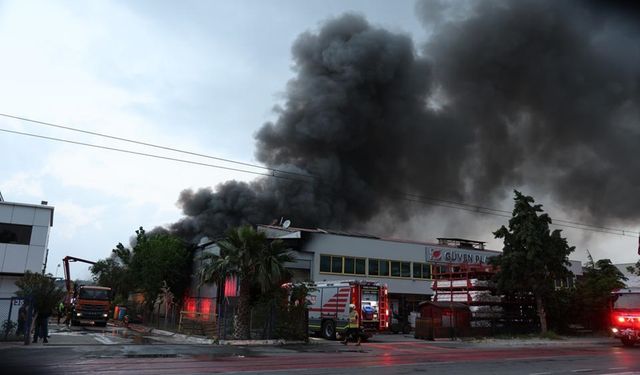 İzmir’de iki ayrı fabrikada çıkan yangın korkuttu