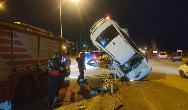 Van'da kaza yapan otomobil asılı kaldı