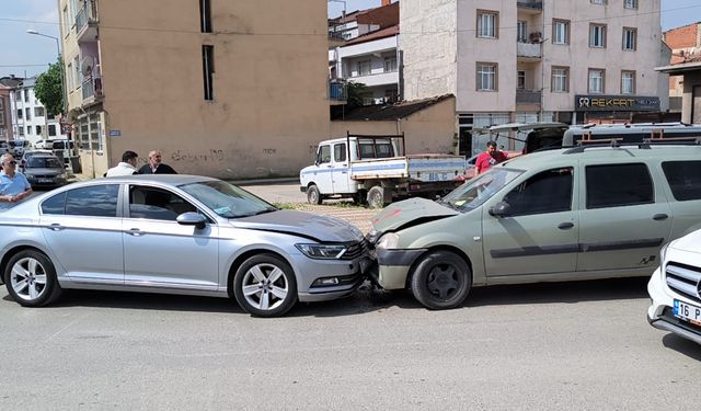 İnegöl'de İki Otomobil Kafa Kafaya Çarpıştı: 4 Yaralı