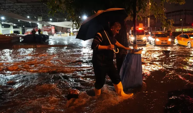 Ankara'nın Gece Kâbusu: Şiddetli Yağış Yolları Çökertti, Ev ve İş Yerlerini Su Bastı!
