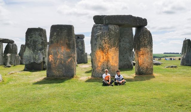 İngiltere'de Dünyaca Meşhur Stonehenge Anıtı'nı Neden Turuncuya Boyadılar?