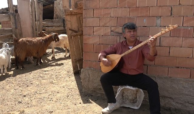 Koyunlarla Koro Kurdu: Görme Engelli Çiftçinin İlginç Performansı Kamerada
