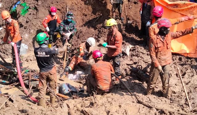 Endonezya'da Altın Madeninde Toprak Kayması: 10 Ölü, 40 Kayıp