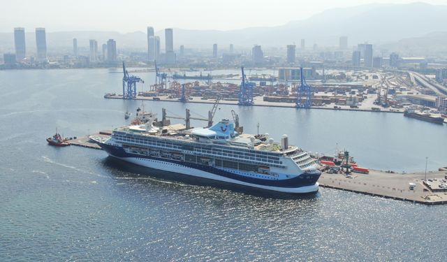 İzmir’de kruvaziyer bereketi: Bin 800 kişilik gemi limana yanaştı