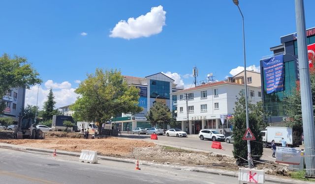 CHP’li Etimesgut Belediyesinin ilk işi, meydanda bulunan 16 Türk devletinin bayrağını kaldırmak oldu