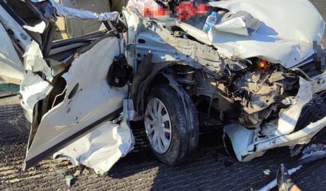 Kontrolden Çıkan Otomobil Önündeki Tıra Çarptı: 1 Ölü, 6 Yaralı