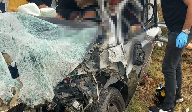 Isparta’da otomobil kamyona arkadan çarptı: 2 ölü
