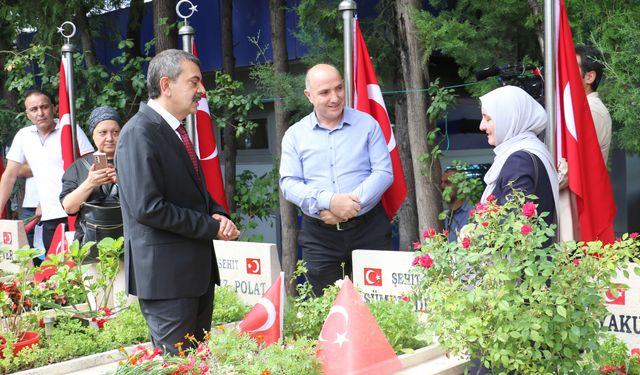 Milli Eğitim Bakanı Tekin, 15 Temmuz Şehitliği'ni ziyaret etti