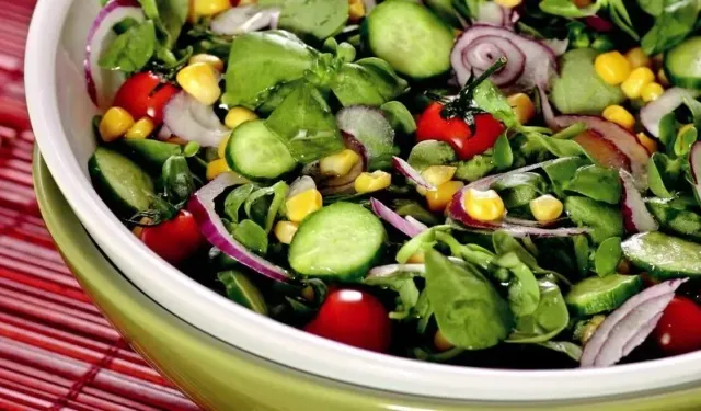 Bu Salatanın Faydaları Saymakla Bitmiyor! Yaz Sofralarının Vazgeçilmezi: Ferahlık ve Sağlık Kaynağı!