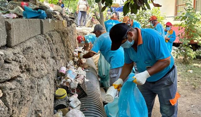 Alanya’da evden 4 kamyon dolusu çöp çıktı