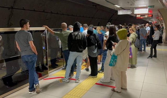 İstanbul'da Samandıra-Üsküdar seferini yapan metro arızalandı