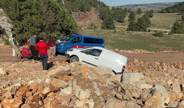 Fren tutmayan araç askıda kaldı, engelli vatandaşı jandarma kurtardı