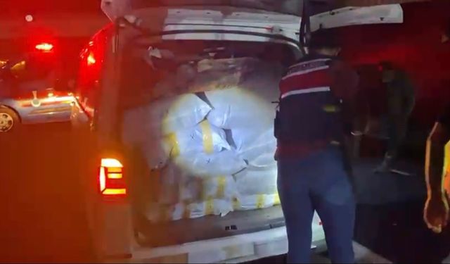 Jandarmanın durdurduğu minibüste 1 ton 460 kilo kaçak tütün ele geçirildi