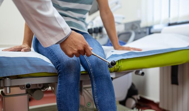 Diz Çekiç Testi Nedir? Doktorlar Hastanın Dizlerine Neden Vurur?