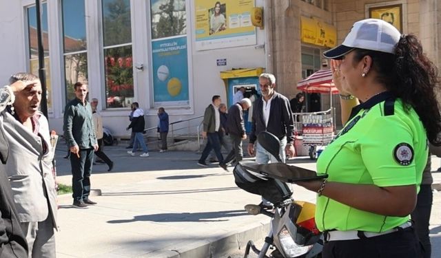 Kadın polise ‘komutanım’ diyerek tekmil verdi, o anlar yürekleri ısıttı