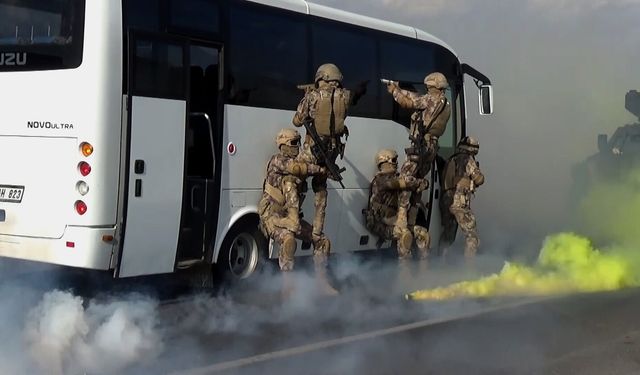 Özel harekat polislerinden heyecan dolu rehine kurtarma tatbikatı