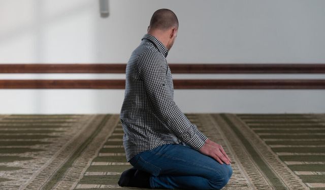 Erkeklerin Başı Açık Namaz Kılması Mekruh mu? Erkeklerin Namazda Başlarını Örtmeleri Gerekiyor mu?