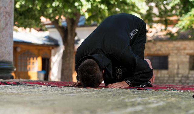 Erkeklerin ipek elbise ile namaz kılması caiz mi?