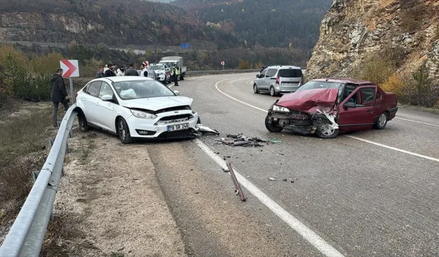 Karabük'te 2 otomobilin çarpıştığı kazada 8 kişi yaralandı