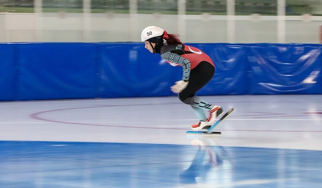 Milli buz patenci Derya Karadağ, İtalya'da Türkiye rekoru kırdı