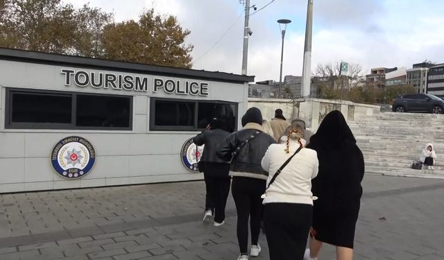 Taksim' de Türk bayrağı dağıtıp, sözde bağış toplayan 6 kadına para cezası