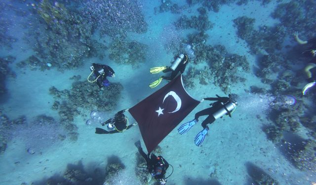 Mısır'a gidip Türk bayrağını saat 09.05'te suyun altında dalgalandırdılar