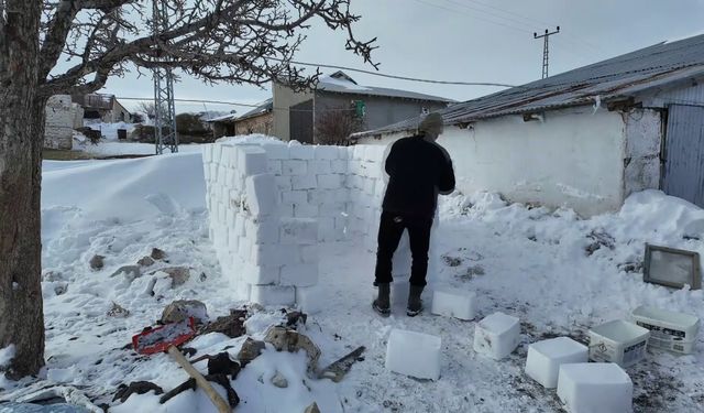 Mahsur kalınca kardan ev yapıp içinde çay içtiler