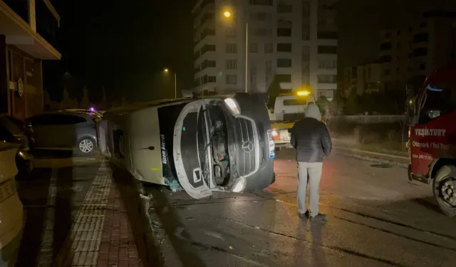 Bursa'da Otomobil ile Çarpışan Servis Minibüsü Yan Yattı: 8 Yaralı!