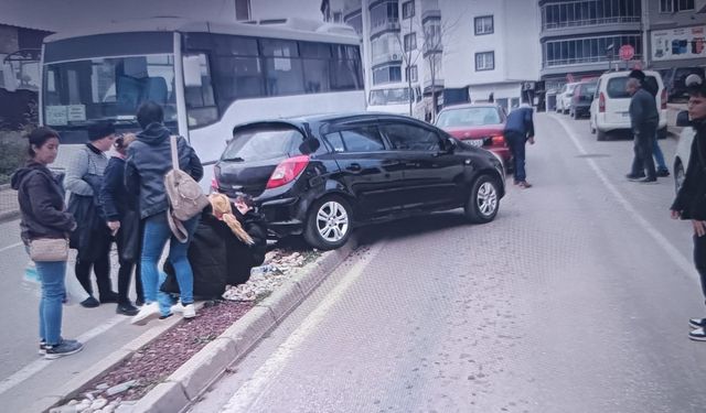 El frenini çekmeyi unuttu, otomobil kendisine çarptı!