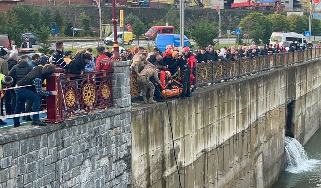 Öğrenci servisi ile çarpışan cip dereye uçtu: Çok Sayıda Yaralı Var!