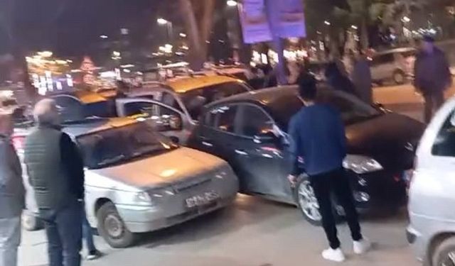 İnegöl'de Direksiyon Başında Fenalaşan Sürücü Kaza Yaptı, 2 Kişiyi Yaraladı