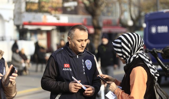 Polisler Bursa'da Kadınları Bir Bir Durdurup Cepteki O uygulamayı Sordular