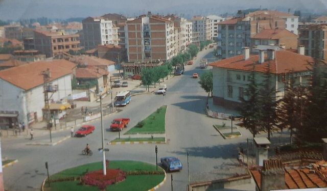 Yıldız Sineması, Ziraat Bankası ve Sani Konukoğlu Camii | İnegöl Maziden Bir Kare