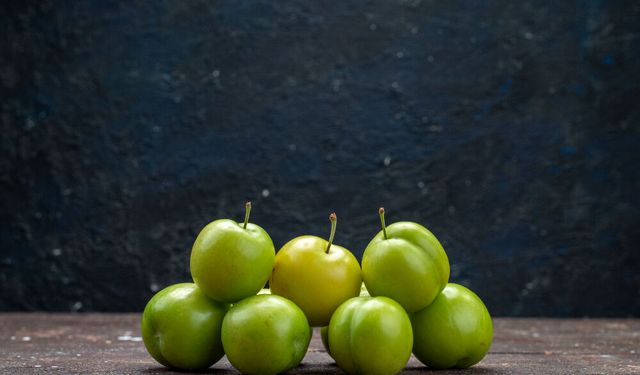 Rüyada Erik Görmek Ne Demek? Rüyada Erik Ağacı Ne Anlama Gelir?