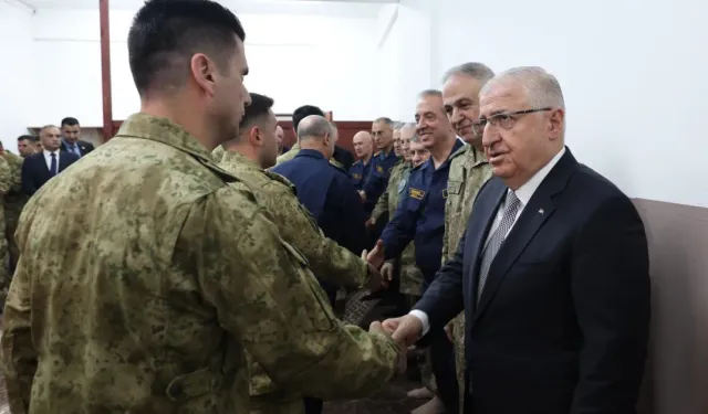 Bakan Yaşar Güler, Çanakkale'de Mehmetçikle Bayram Namazı Kıldı
