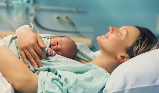 Sezaryen Doğum Hakkında Bilinmesi Gerekenler! Hangi Dönemlerde Yapılır, Riskleri ve Avantajları Nelerdir?