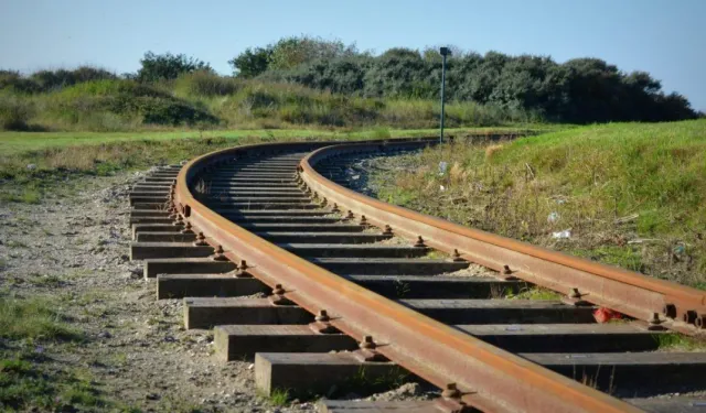 Tren Raylarında İkinci Dünya Savaşı’ndan Kalma Bomba Bulundu, Seferler Durduruldu