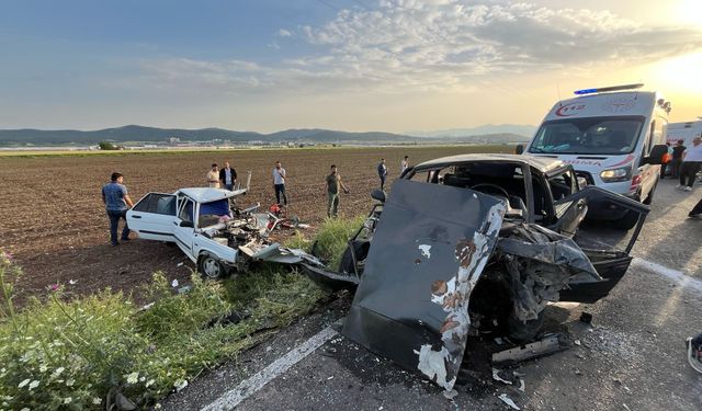 İki Araç Kafa Kafaya Çarpıştı: 6 Yaralı!