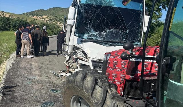Tunceli’de Öğrenci Servisi Traktörle Çarpıştı: 8 Öğrenci Yaralandı
