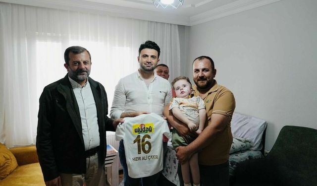 Bursaspor Başkanı Enes Çelik’ten Minik Taraftar Hızır Ali’ye Moral Ziyareti