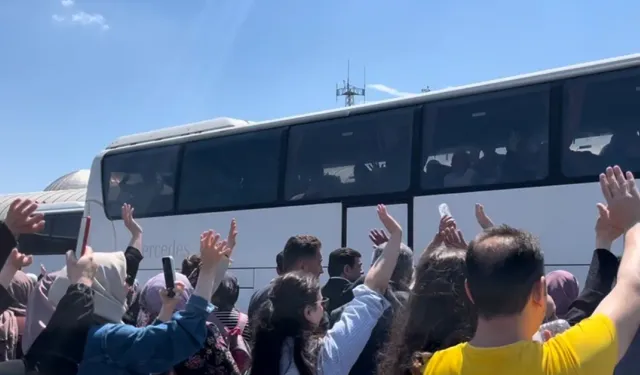 Bursa’dan İlk Hac Kafilesi Dualarla Kutsal Topraklara Uğurlandı
