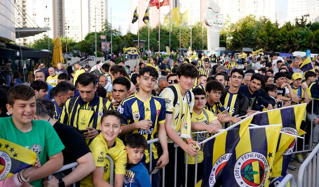 Fenerbahçe Euroleague şampiyonluğunu taraftarıyla kutladı