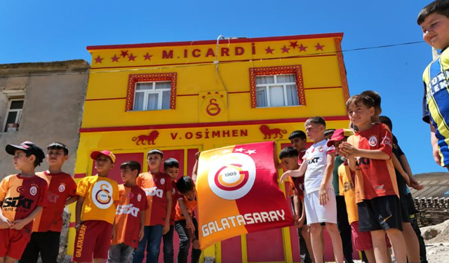 Galatasaraylı taraftar evinin dış cephesini sarı-kırmızıya boyatıp, Osimhen ve 5. yıldızı ekledi