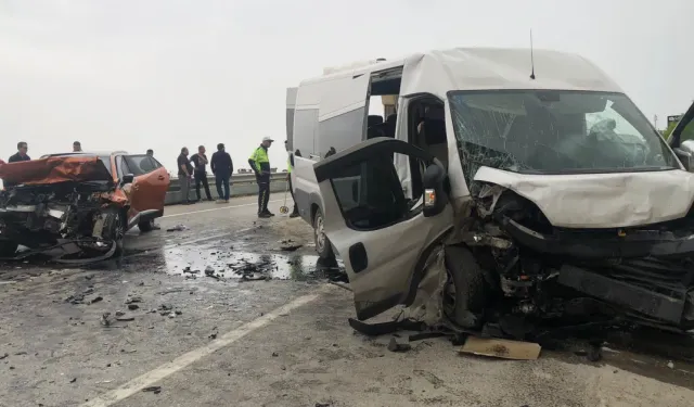 Gemlik’te minibüs ile otomobil kafa kafaya çarpıştı: 12 yaralı, taraflar birbirine girdi