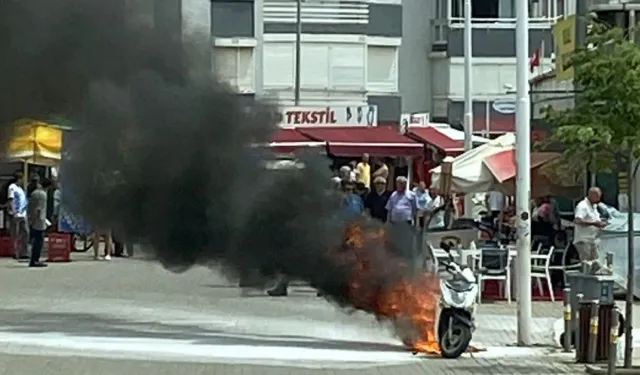 Gemlik’te Park Halindeki Motosiklet Alev Alev Yandı