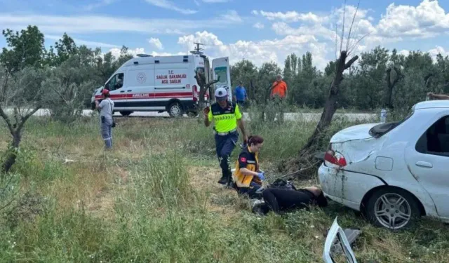 Bursa'da Otomobil Zeytinliğe Uçtu, 3 Kişi Yaralandı