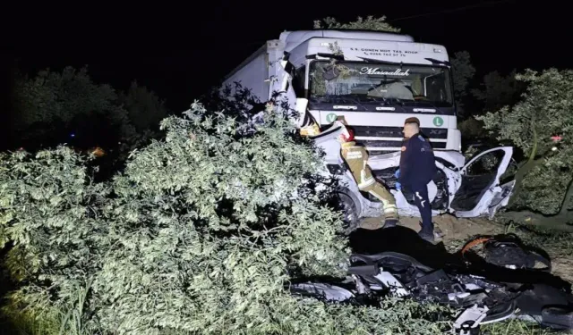 Bursa’da Tır Otomobili Metrelerce Sürükledi, Otomobil Sürücüsü Olay Yerinde Hayatını Kaybetti