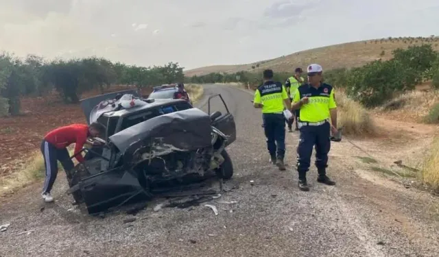 İki Otomobil Kafa Kafaya Çarpıştı: 1'i Ağır 8 Yaralı