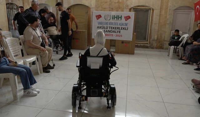 İHH, 60 adet akülü tekerlekli sandalye dağıttı