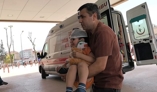 İnegöl'de kazada yaralandı, oyuncağını elinden hiç bırakmadı